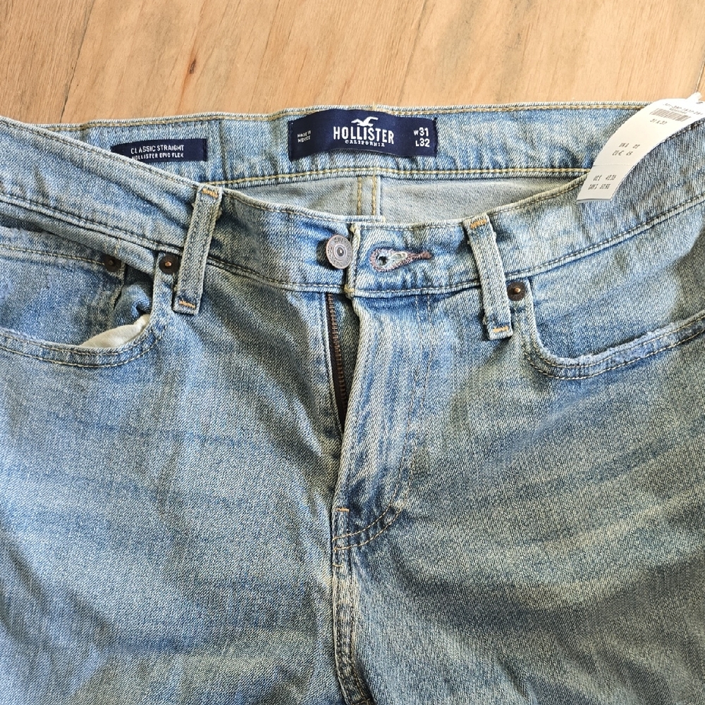 Hollister Classic Straight Epic Flex Distressed Denim Jeans. New W/tags 31/32